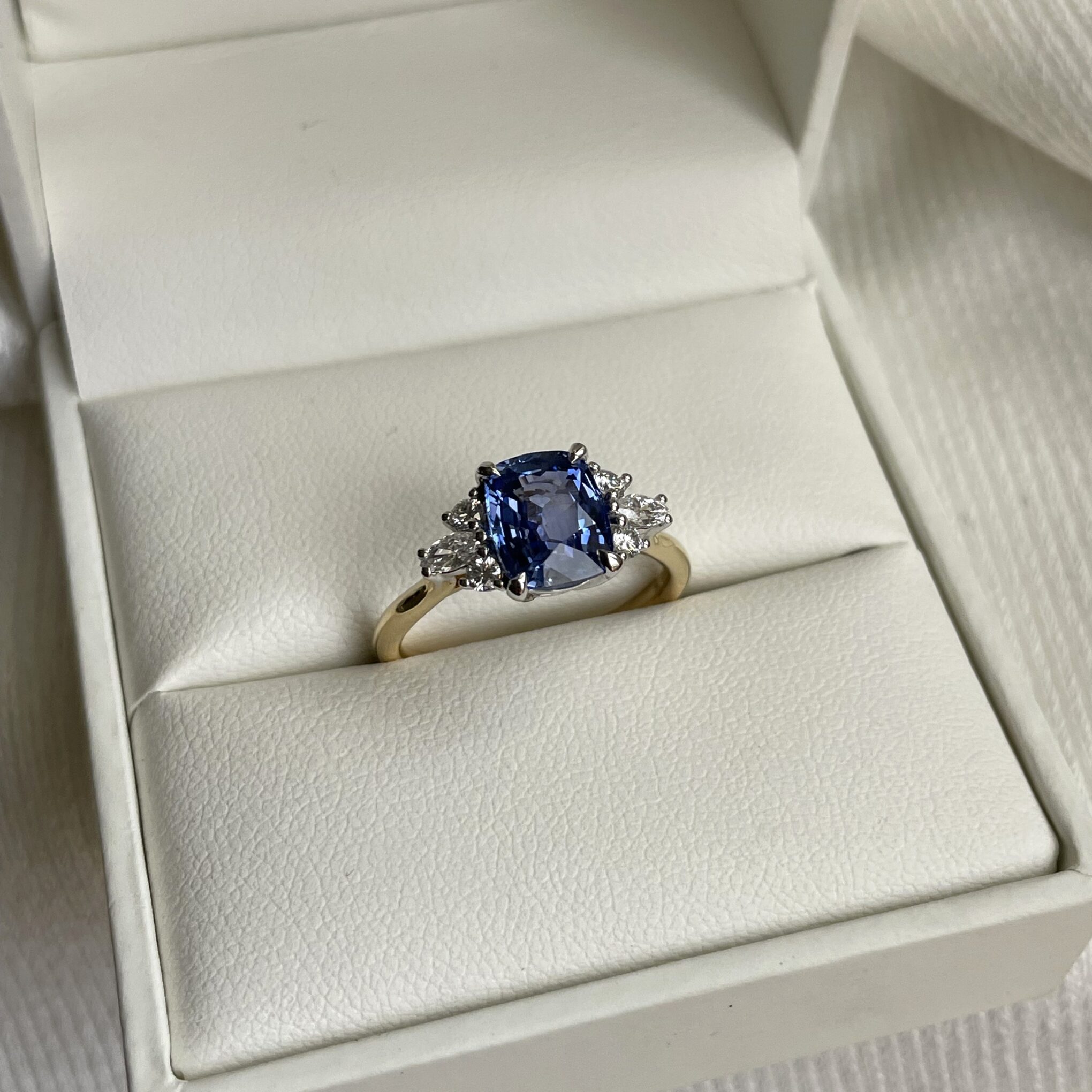 18ct Gold 2.58ct Ceylon Sapphire & Diamond Ring