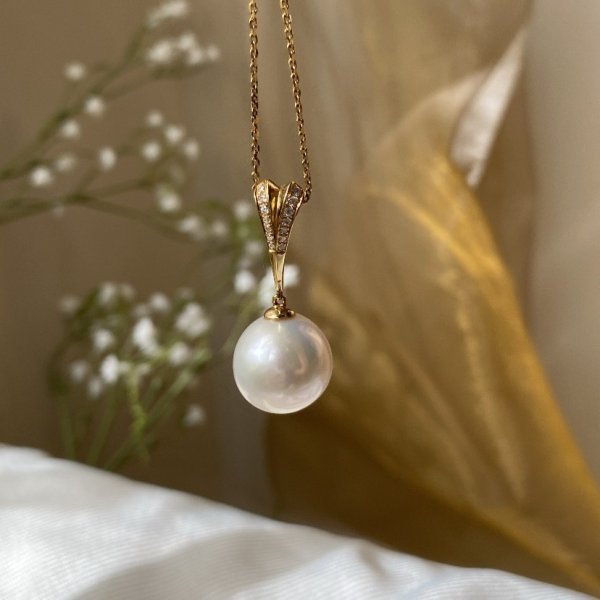 18ct Gold Freshwater Pearl & Diamond Pendant