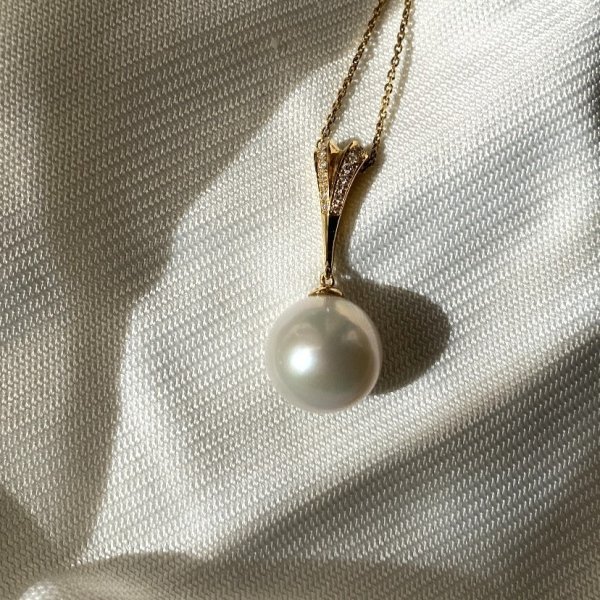 18ct Gold Freshwater Pearl & Diamond Pendant