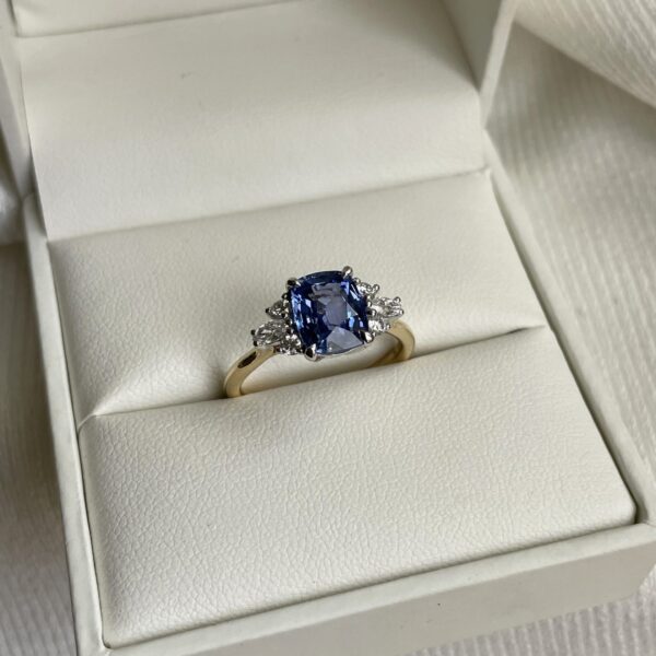 18ct Gold 2.58ct Ceylon Sapphire & Diamond Ring
