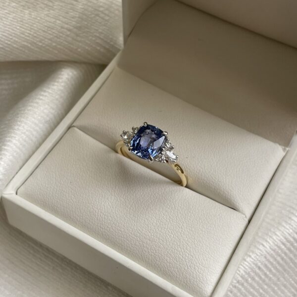 18ct Gold 2.58ct Ceylon Sapphire & Diamond Ring