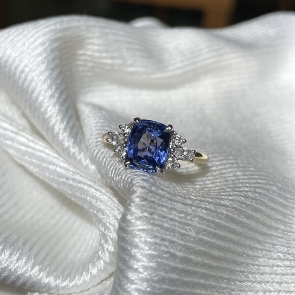 18ct Gold 2.58ct Ceylon Sapphire & Diamond Ring