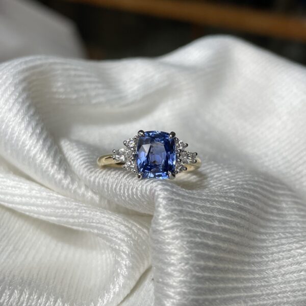 18ct Gold 2.58ct Ceylon Sapphire & Diamond Ring