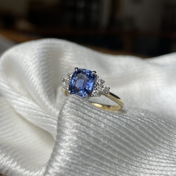18ct Gold 2.58ct Ceylon Sapphire & Diamond Ring