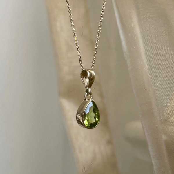 9ct Gold Pear Peridot Pendant