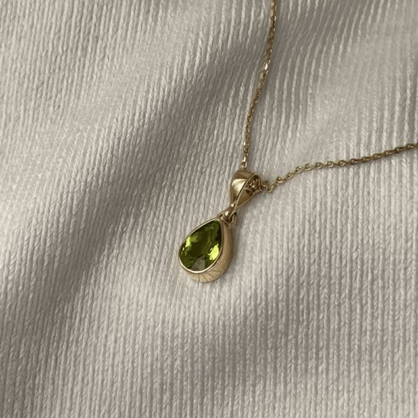 9ct Gold Pear Peridot Pendant